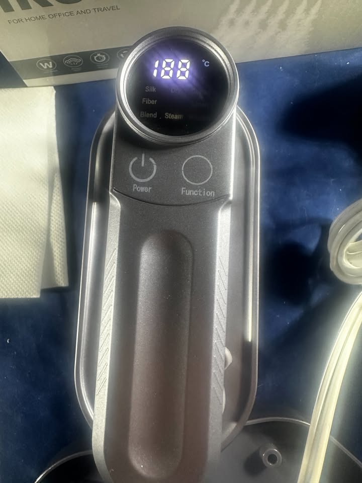 New Travel Small Iron with 8 Levels of Steam, rapid heating, overheat shutoff