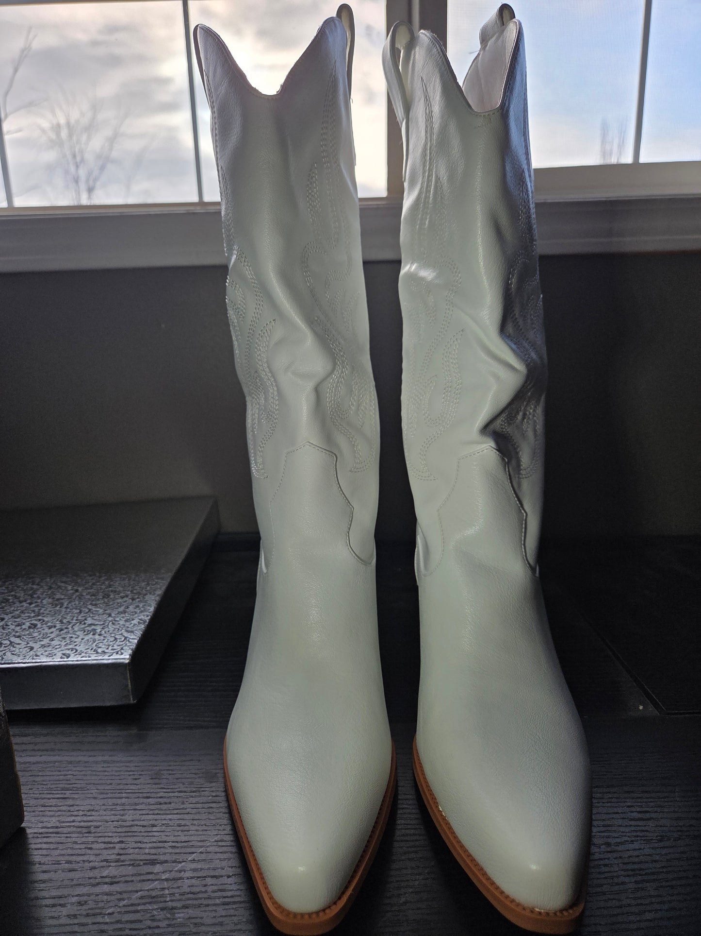 White Women's Cowboy Boots, Size 11, Wide Calf, Knee High, Side Zip Pointed Toe, Chunky Heel