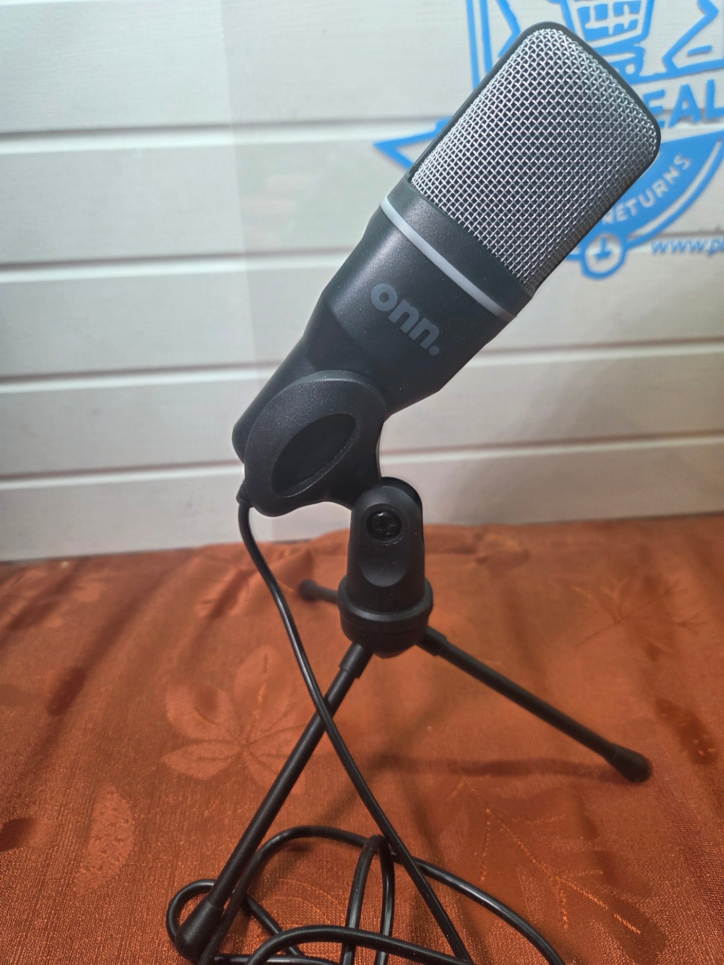 Omnidirectional Computer Microphone with Adjustable Tripod, onn