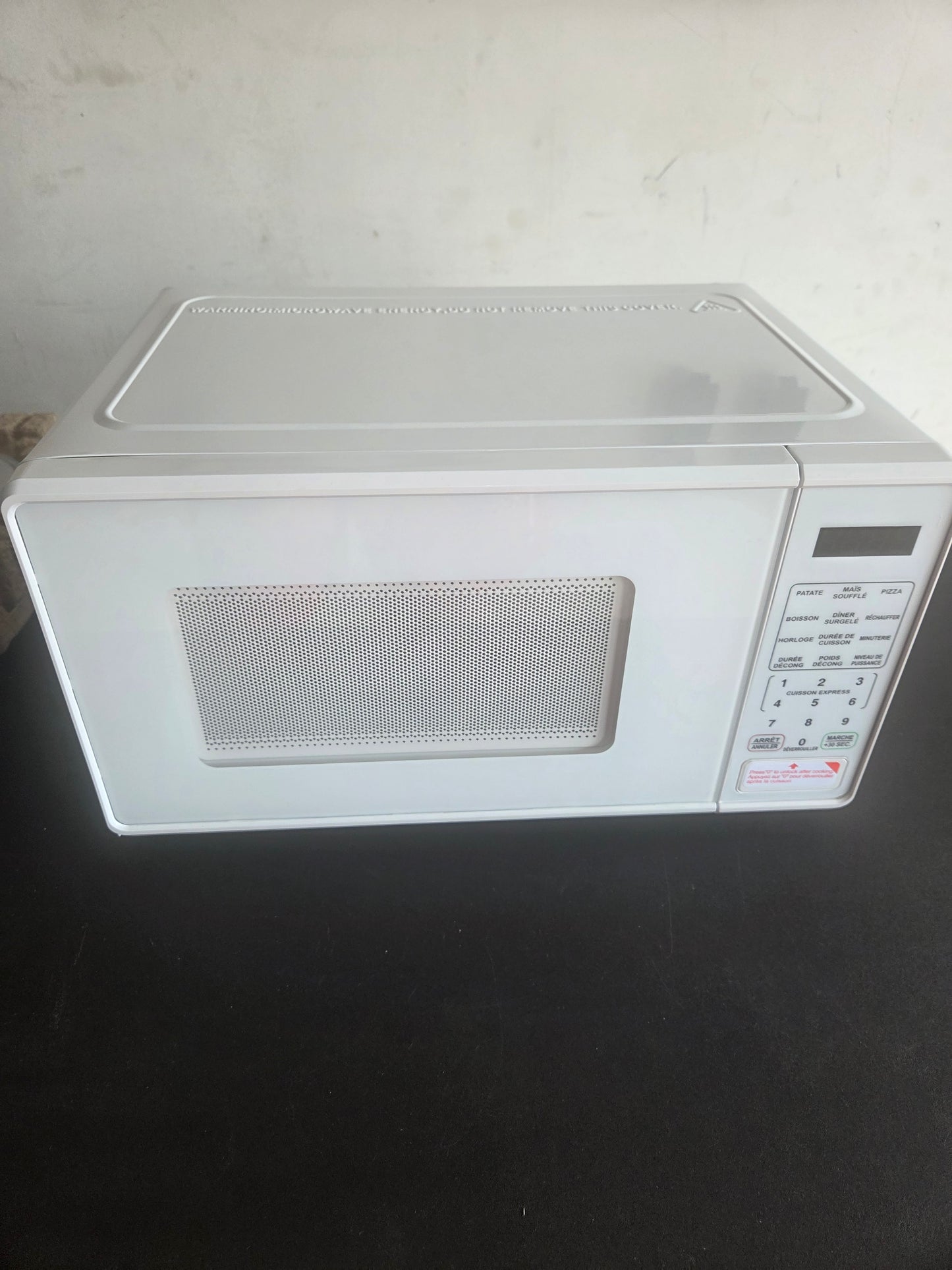 0.7 Cu Ft Compact Microwave White, French Language, 700W Mainstays MSCMVB07WE-L2