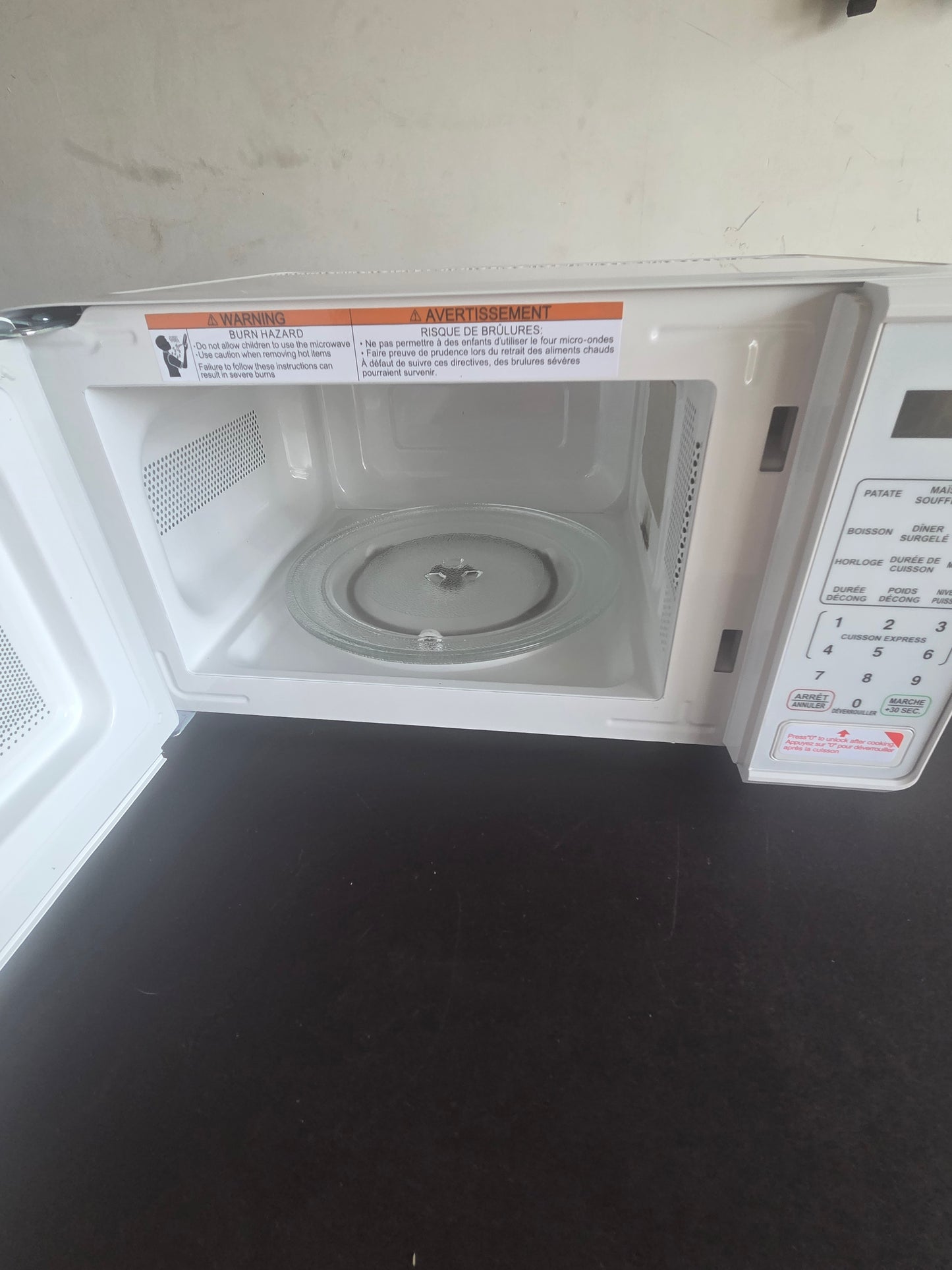 0.7 Cu Ft Compact Microwave White, French Language, 700W Mainstays MSCMVB07WE-L2