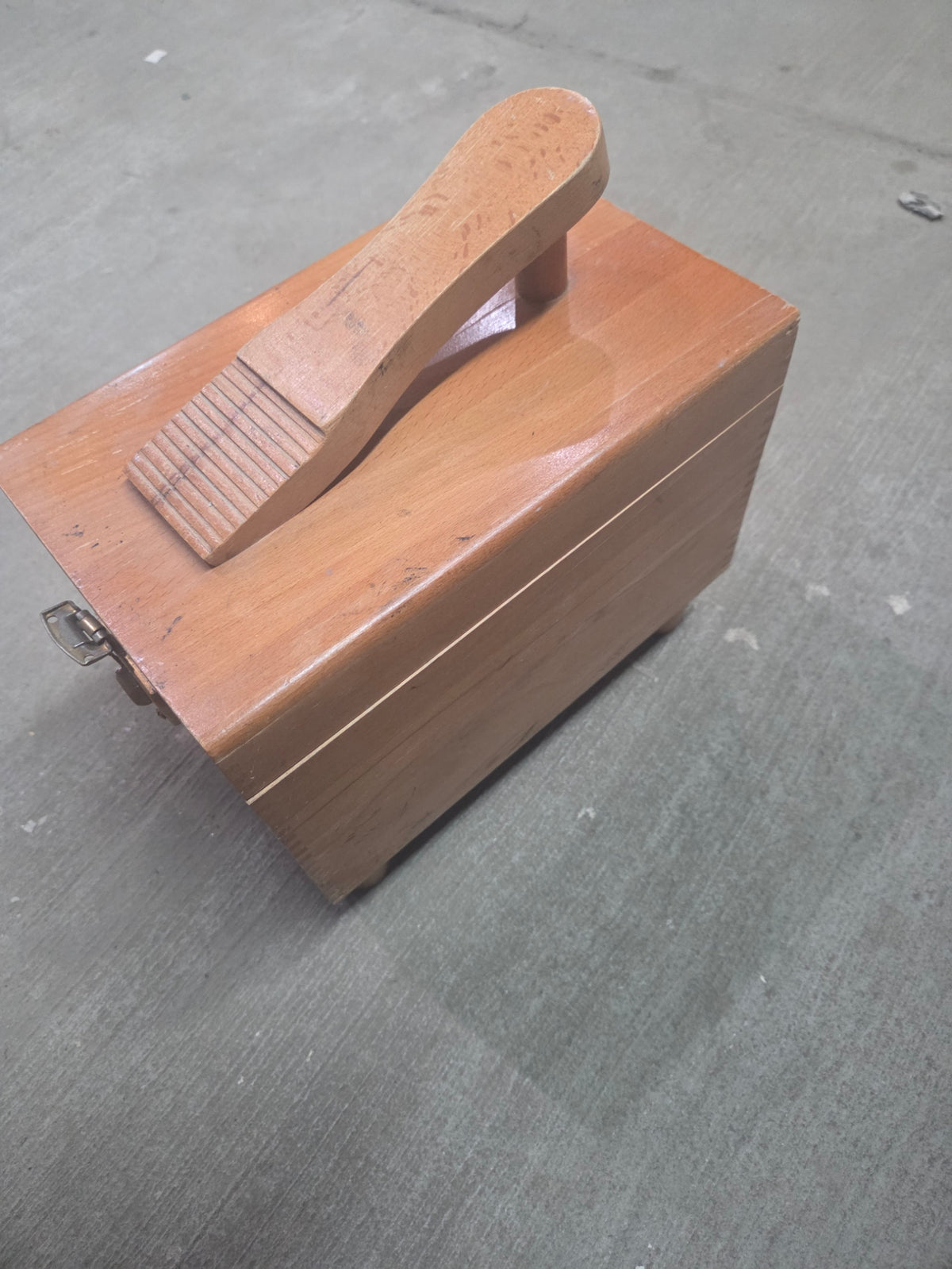 Vintage Esquire Shoe Valet Deluxe Wooden Shoe Shine Box with Key & Brushes