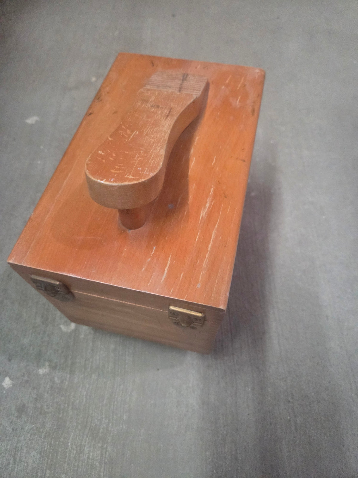 Vintage Esquire Shoe Valet Deluxe Wooden Shoe Shine Box with Key & Brushes